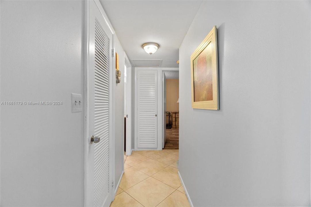 For Sale: $374,000 (2 beds, 2 baths, 1000 Square Feet)