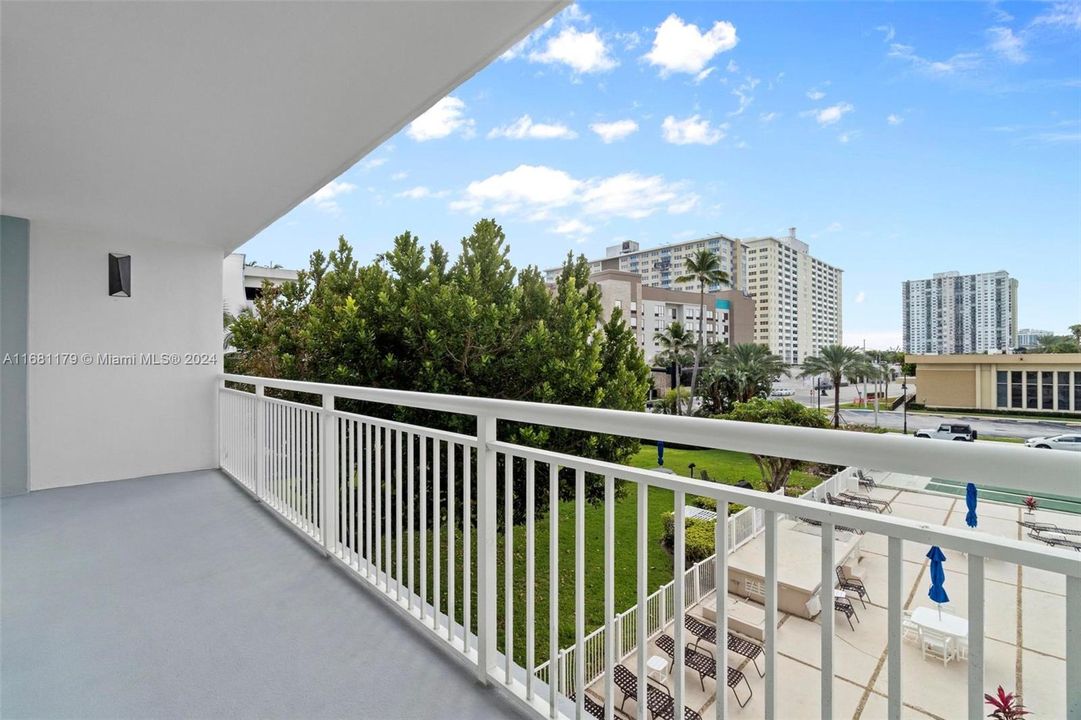 For Sale: $374,000 (2 beds, 2 baths, 1000 Square Feet)