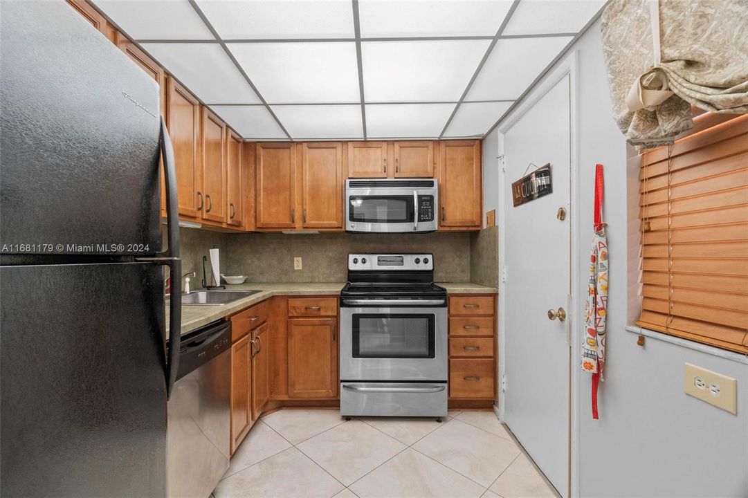 For Sale: $374,000 (2 beds, 2 baths, 1000 Square Feet)