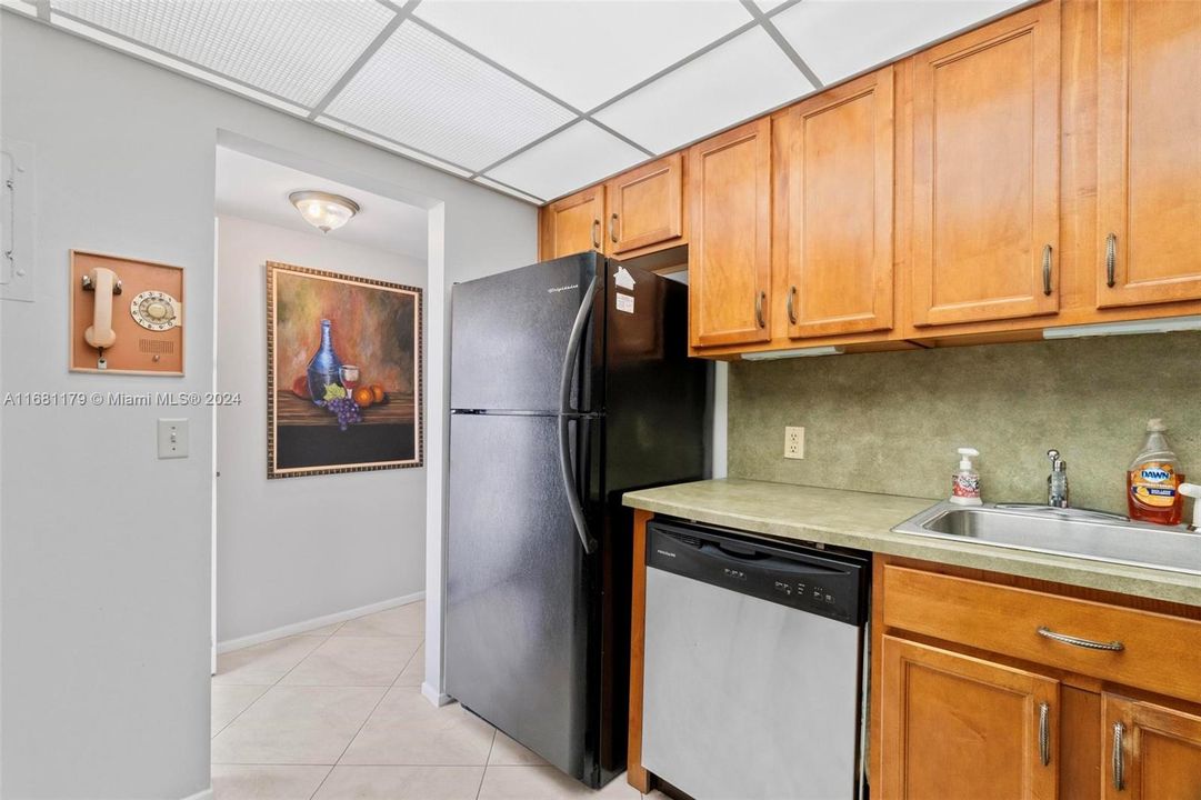 For Sale: $374,000 (2 beds, 2 baths, 1000 Square Feet)