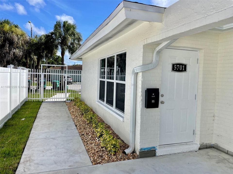 Active With Contract: $2,600 (3 beds, 2 baths, 1250 Square Feet)