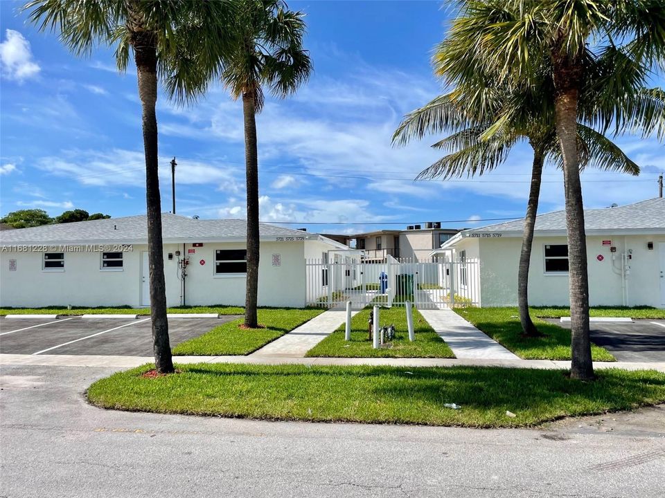 Active With Contract: $2,600 (3 beds, 2 baths, 1250 Square Feet)