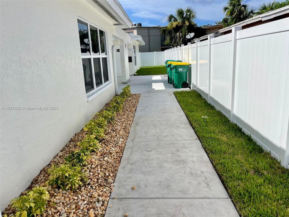 Active With Contract: $2,600 (3 beds, 2 baths, 1250 Square Feet)