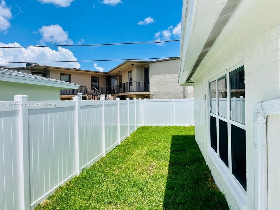 Active With Contract: $2,600 (3 beds, 2 baths, 1250 Square Feet)