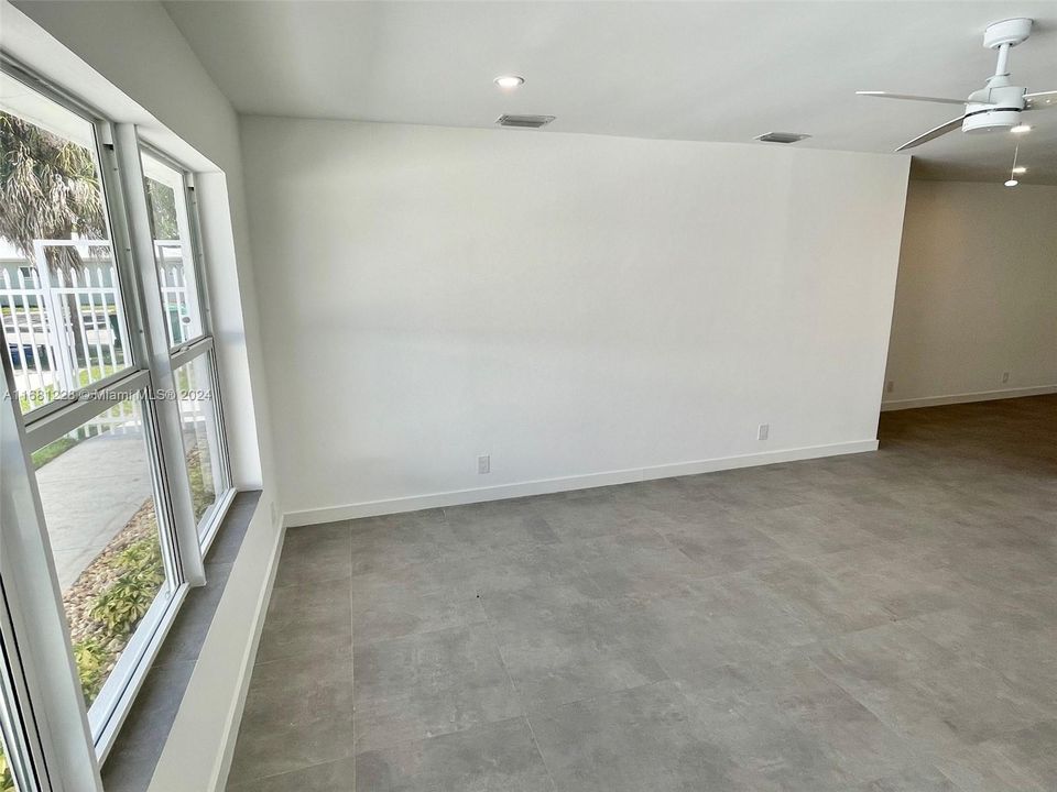 Active With Contract: $2,600 (3 beds, 2 baths, 1250 Square Feet)