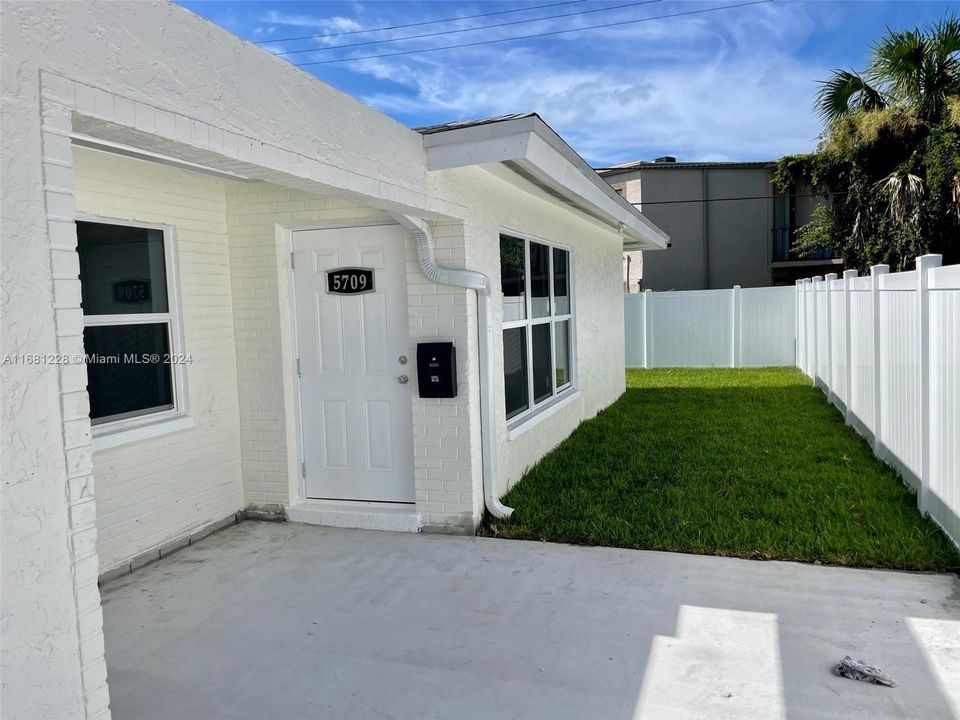 Active With Contract: $2,600 (3 beds, 2 baths, 1250 Square Feet)