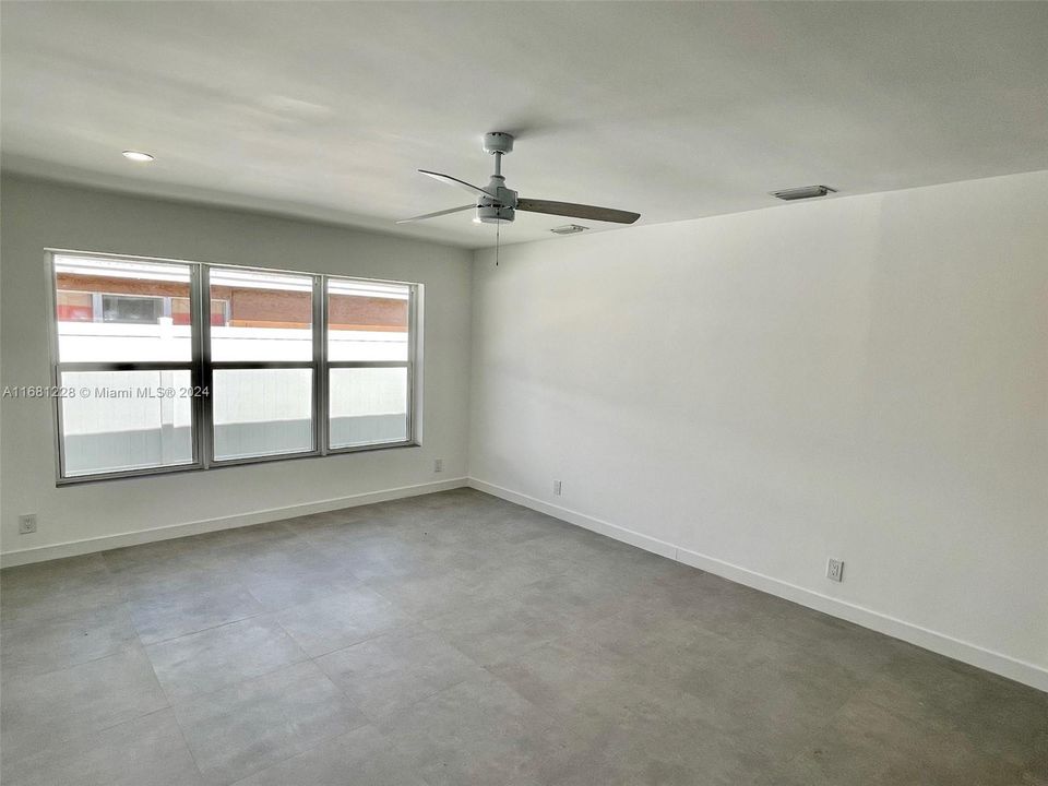 Active With Contract: $2,600 (3 beds, 2 baths, 1250 Square Feet)