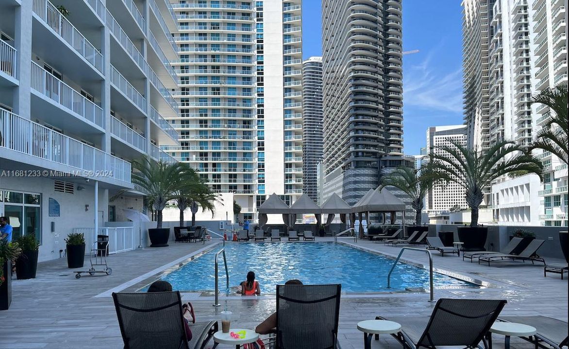 Recently Rented: $3,200 (2 beds, 2 baths, 1069 Square Feet)