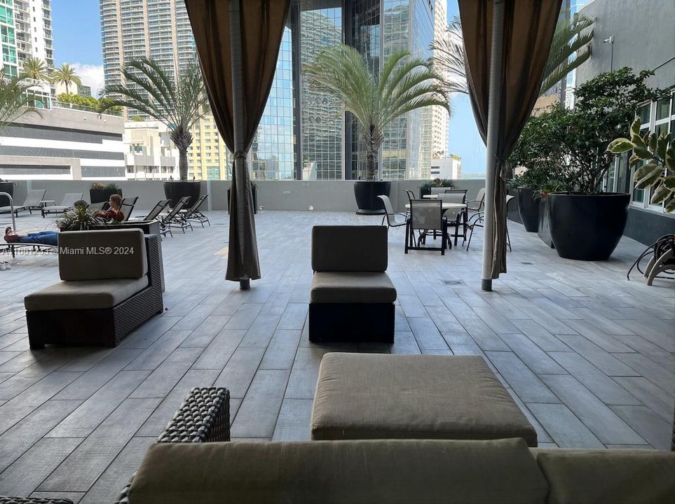 Recently Rented: $3,200 (2 beds, 2 baths, 1069 Square Feet)