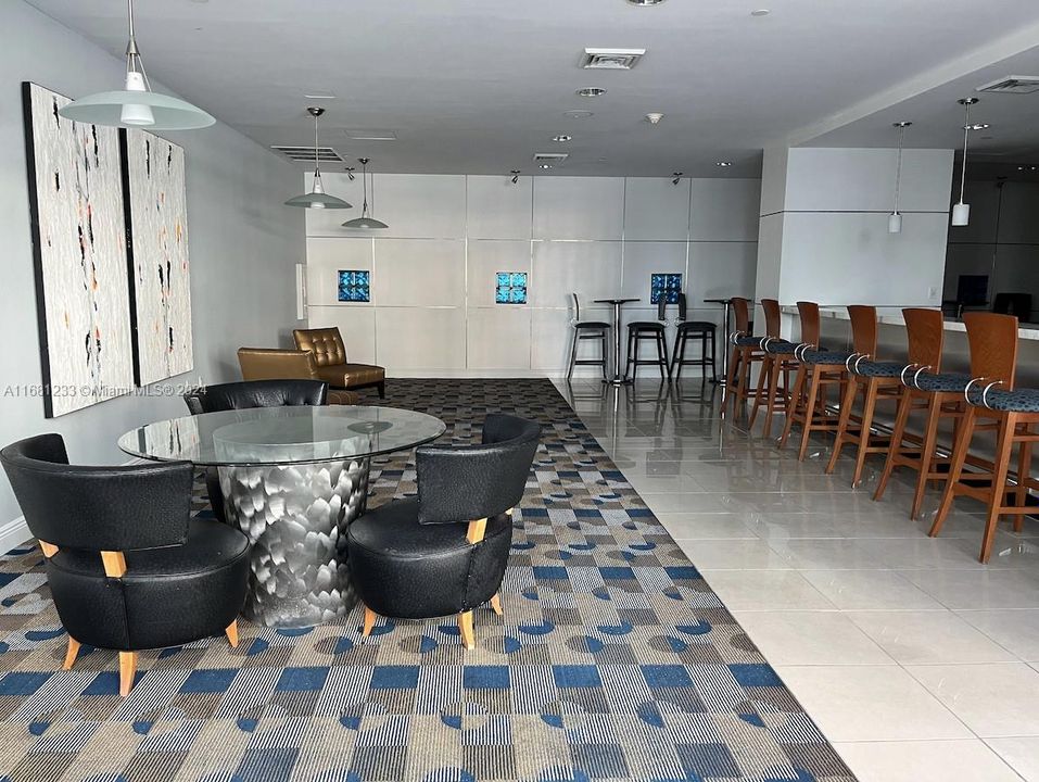 Recently Rented: $3,200 (2 beds, 2 baths, 1069 Square Feet)