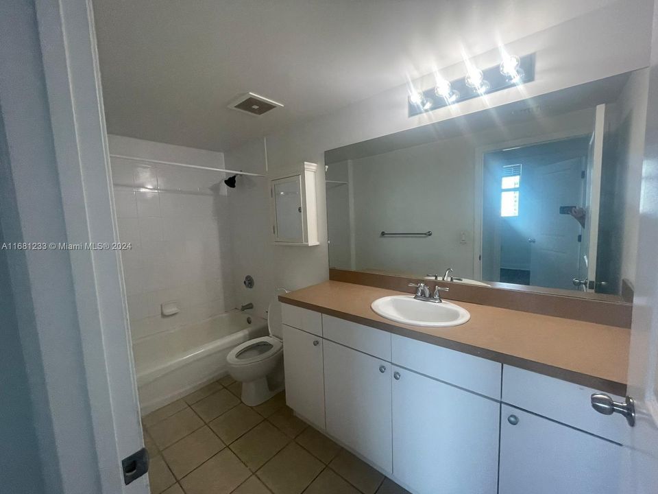 Recently Rented: $3,200 (2 beds, 2 baths, 1069 Square Feet)