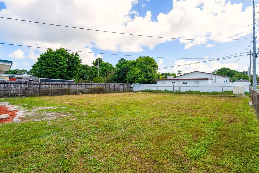 For Sale: $539,000 (3 beds, 2 baths, 896 Square Feet)