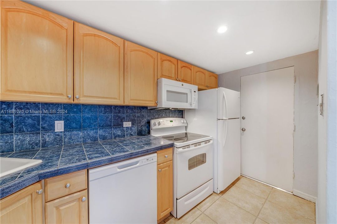 For Sale: $340,000 (1 beds, 1 baths, 802 Square Feet)