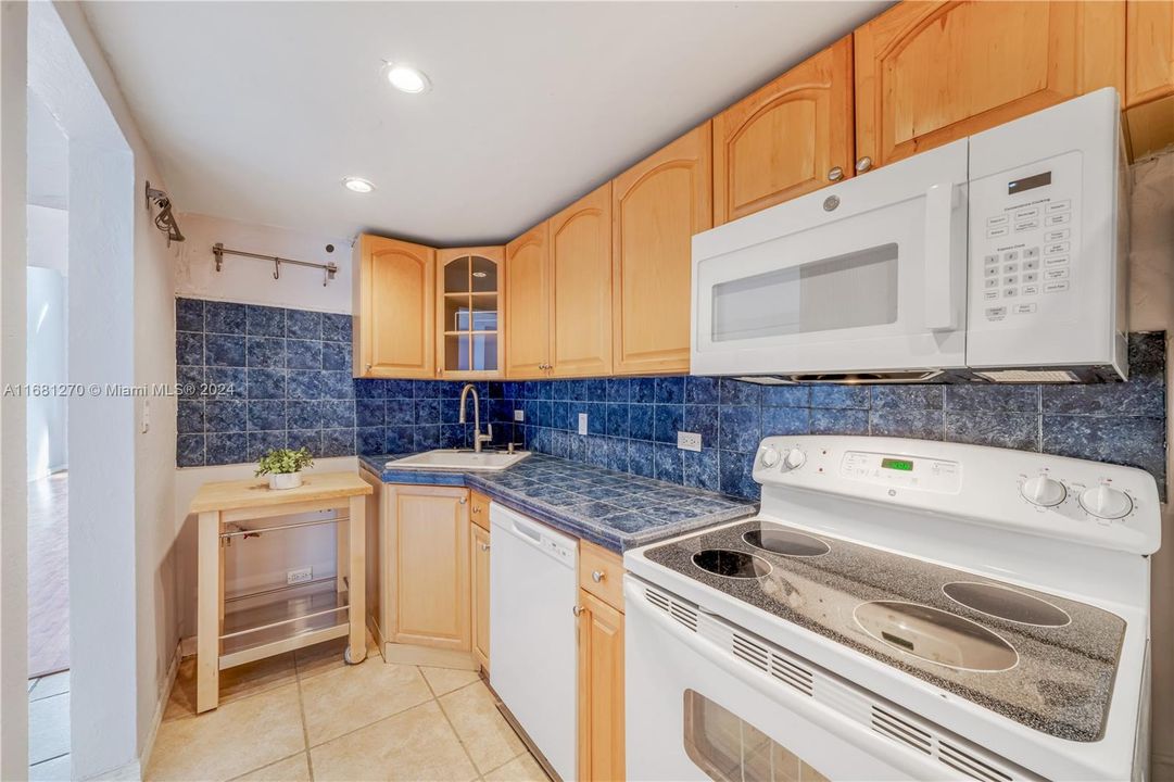 For Sale: $340,000 (1 beds, 1 baths, 802 Square Feet)