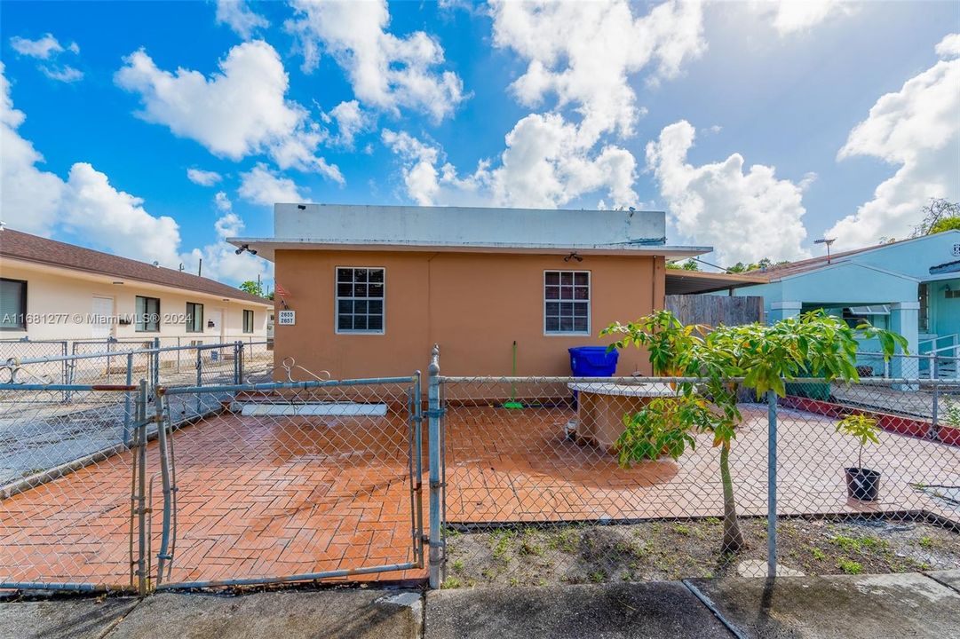 For Sale: $330,000 (2 beds, 1 baths, 762 Square Feet)