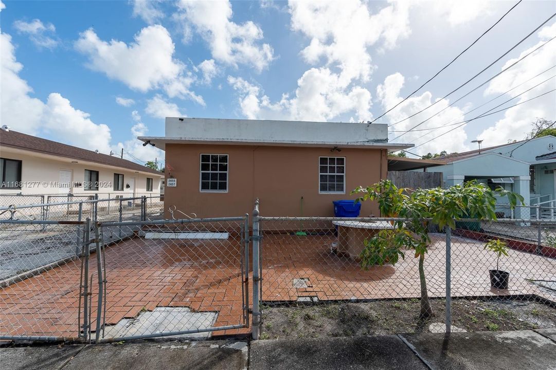 For Sale: $330,000 (2 beds, 1 baths, 762 Square Feet)