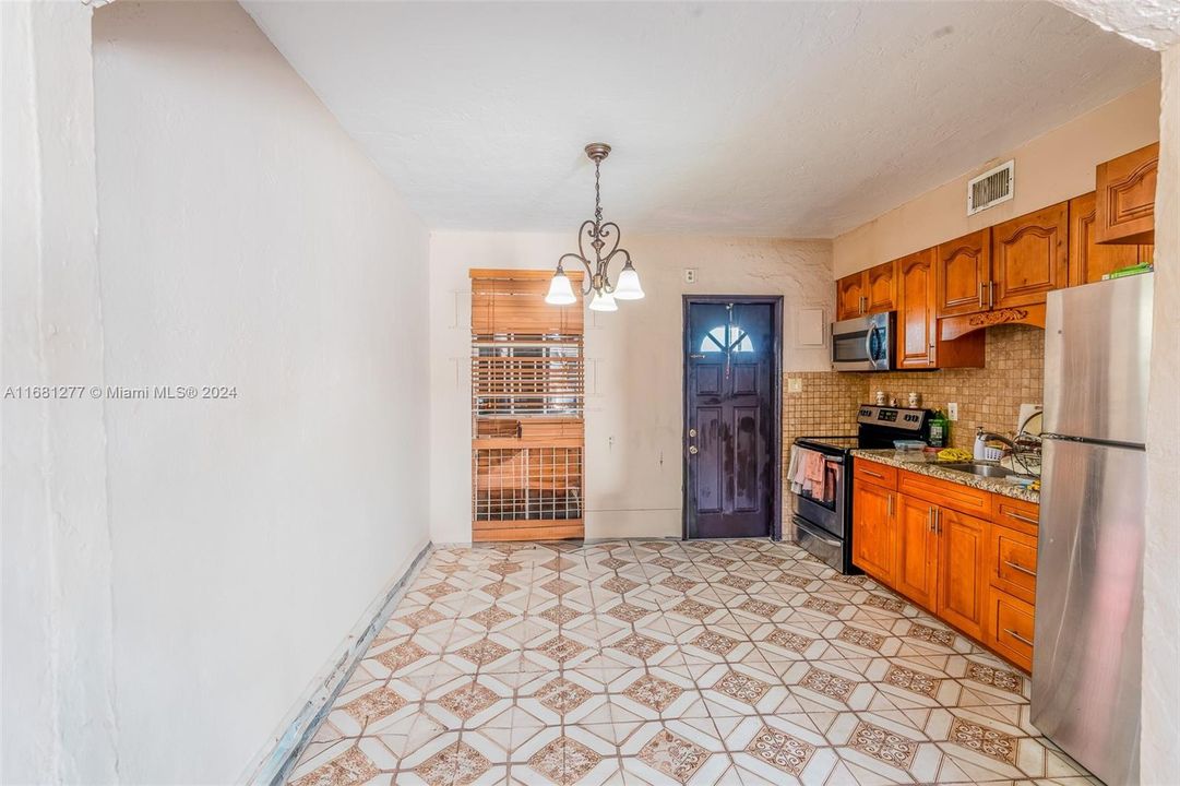 For Sale: $330,000 (2 beds, 1 baths, 762 Square Feet)