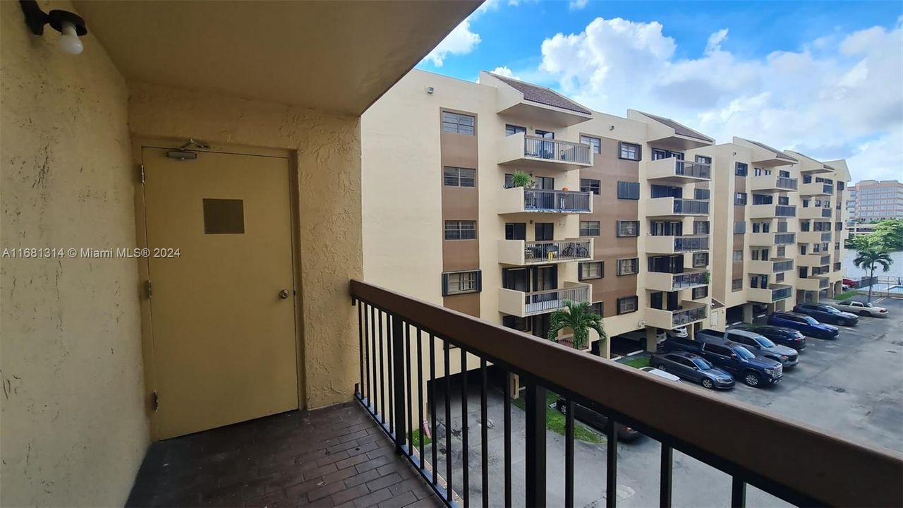 For Sale: $310,000 (2 beds, 2 baths, 848 Square Feet)