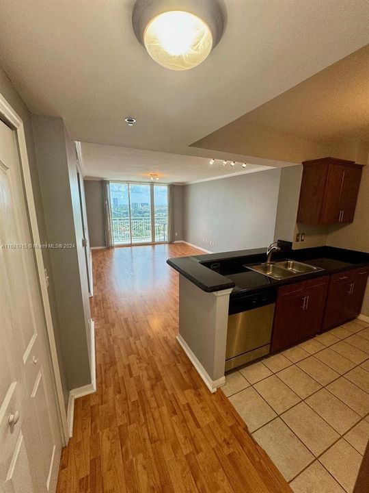 For Sale: $395,000 (1 beds, 1 baths, 711 Square Feet)