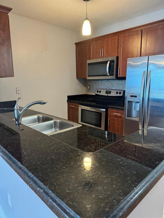 For Sale: $395,000 (1 beds, 1 baths, 711 Square Feet)