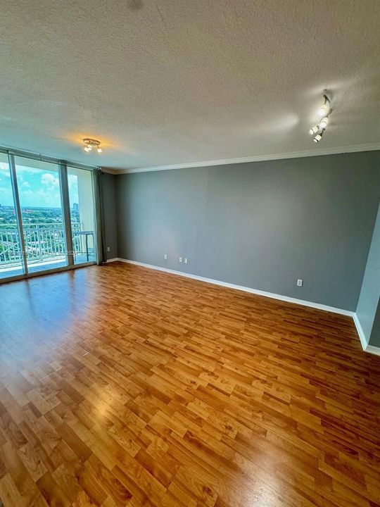 For Sale: $395,000 (1 beds, 1 baths, 711 Square Feet)