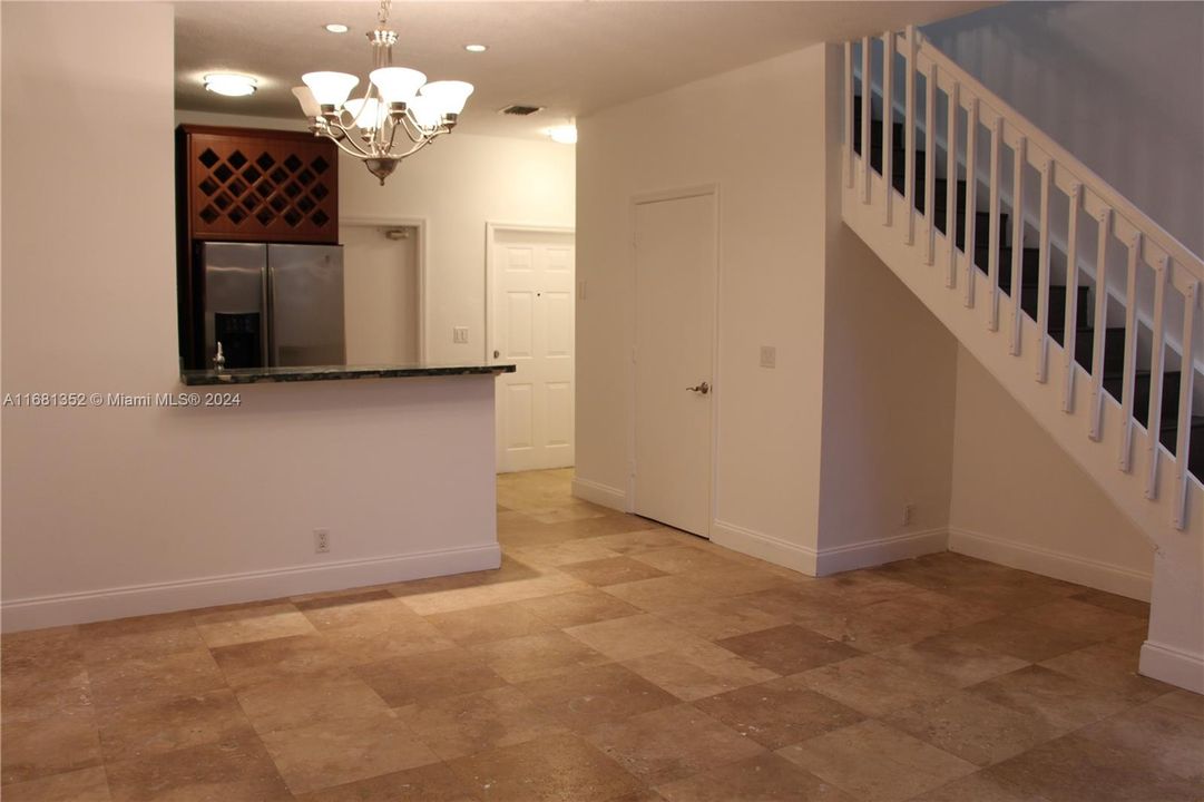 For Rent: $2,625 (2 beds, 1 baths, 906 Square Feet)