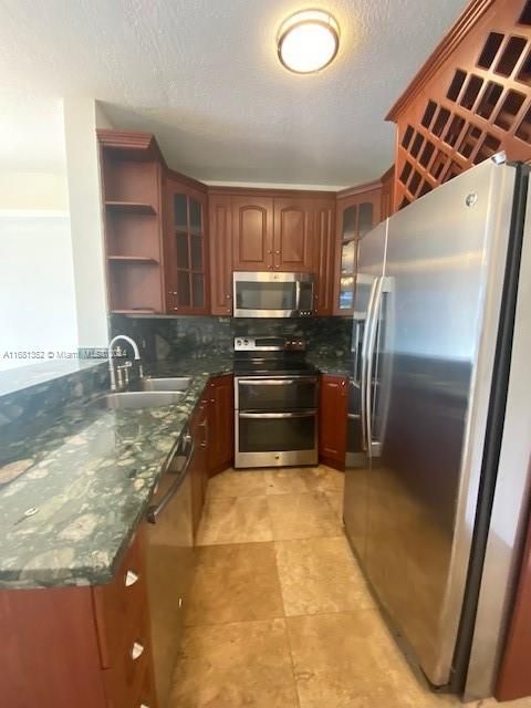 For Rent: $2,625 (2 beds, 1 baths, 906 Square Feet)