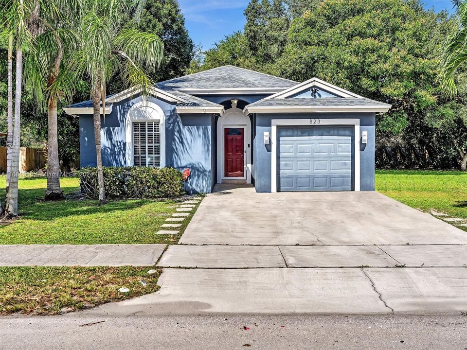 For Sale: $549,900 (4 beds, 2 baths, 1424 Square Feet)