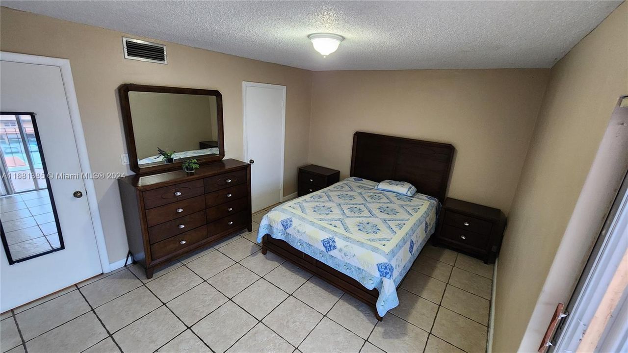 For Sale: $245,000 (2 beds, 1 baths, 998 Square Feet)