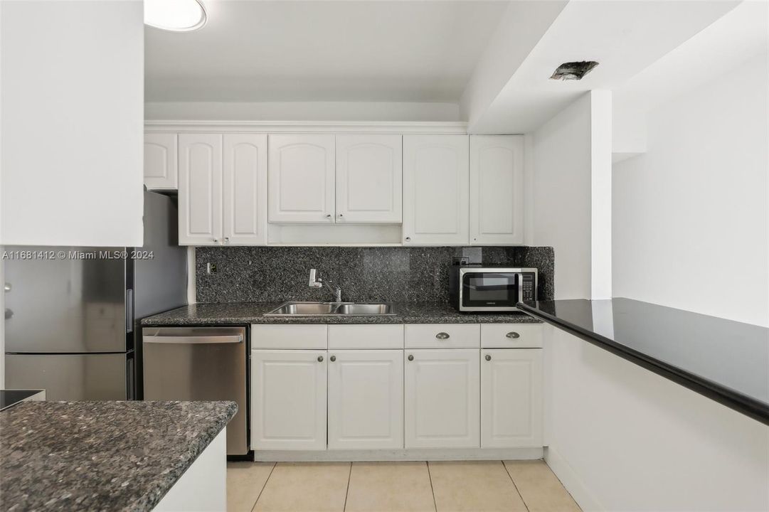 For Sale: $775,000 (2 beds, 2 baths, 1325 Square Feet)