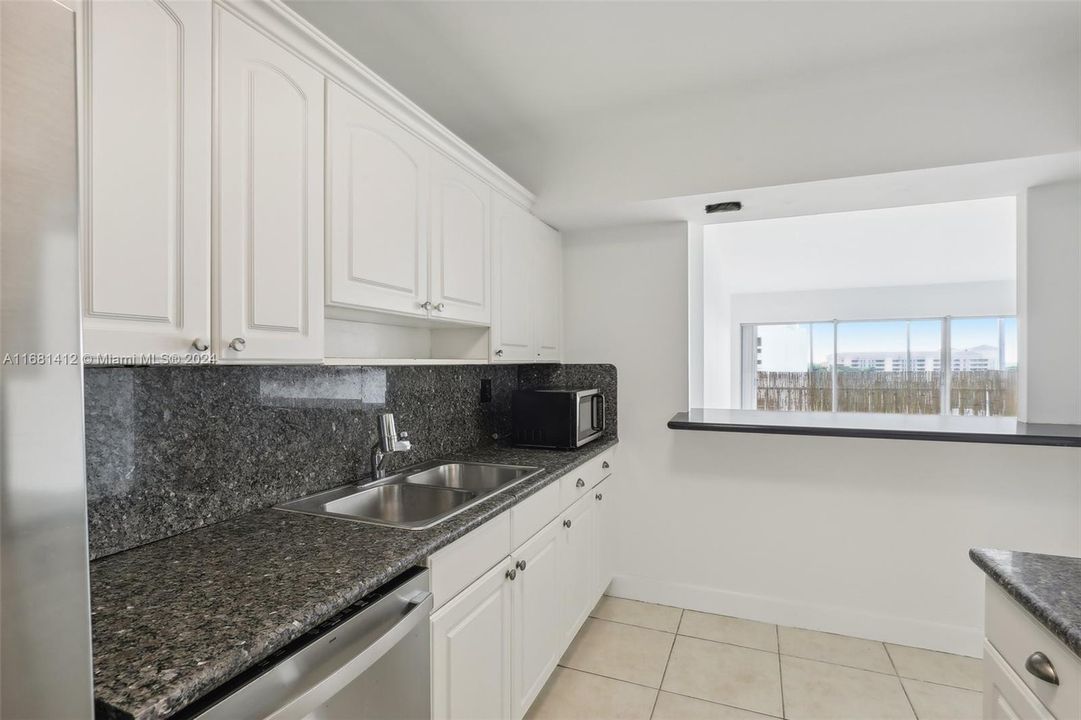 For Sale: $775,000 (2 beds, 2 baths, 1325 Square Feet)