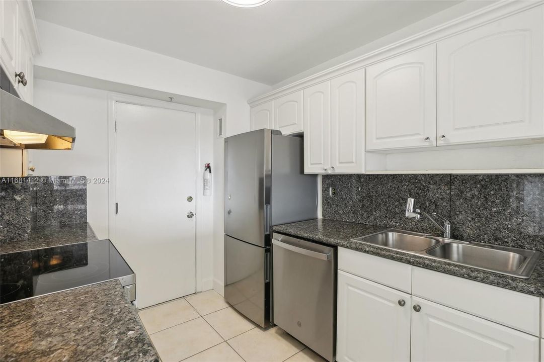 For Sale: $775,000 (2 beds, 2 baths, 1325 Square Feet)