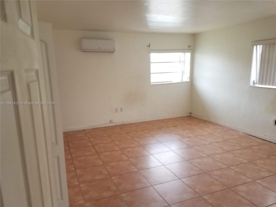 For Rent: $1,500 (1 beds, 1 baths, 740 Square Feet)