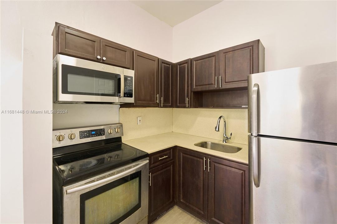 For Rent: $1,800 (1 beds, 1 baths, 450 Square Feet)