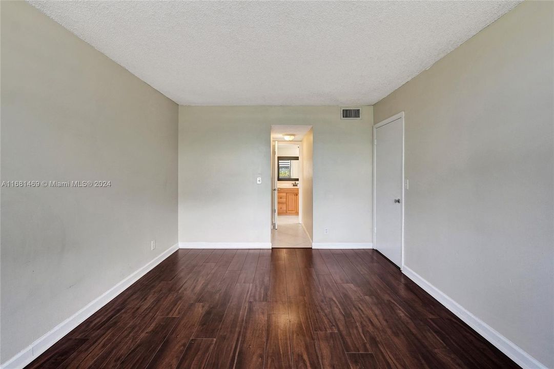 For Rent: $1,650 (1 beds, 1 baths, 870 Square Feet)