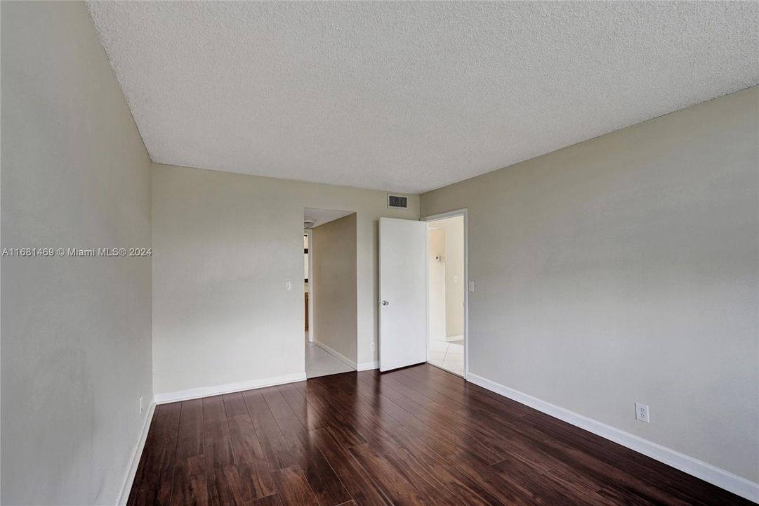 For Rent: $1,650 (1 beds, 1 baths, 870 Square Feet)