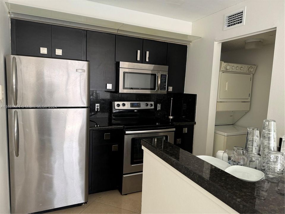 For Sale: $230,000 (1 beds, 1 baths, 650 Square Feet)