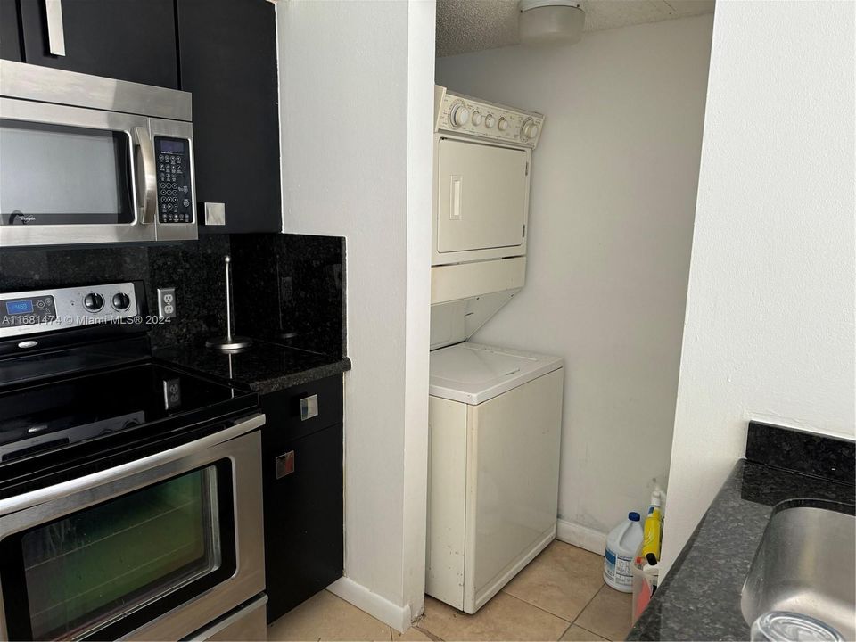 For Sale: $230,000 (1 beds, 1 baths, 650 Square Feet)