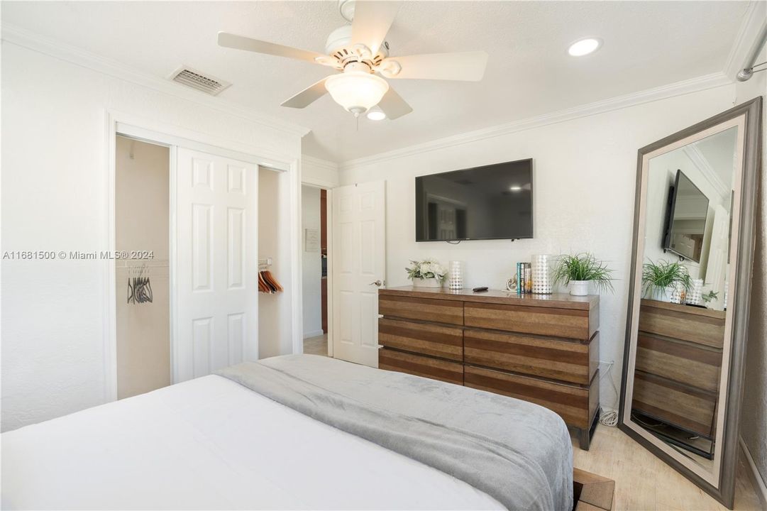 Active With Contract: $3,600 (3 beds, 2 baths, 1275 Square Feet)