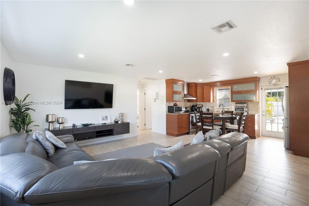 Active With Contract: $3,600 (3 beds, 2 baths, 1275 Square Feet)