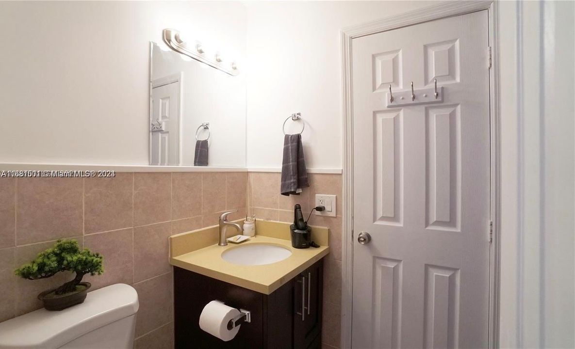 Active With Contract: $2,500 (2 beds, 2 baths, 884 Square Feet)