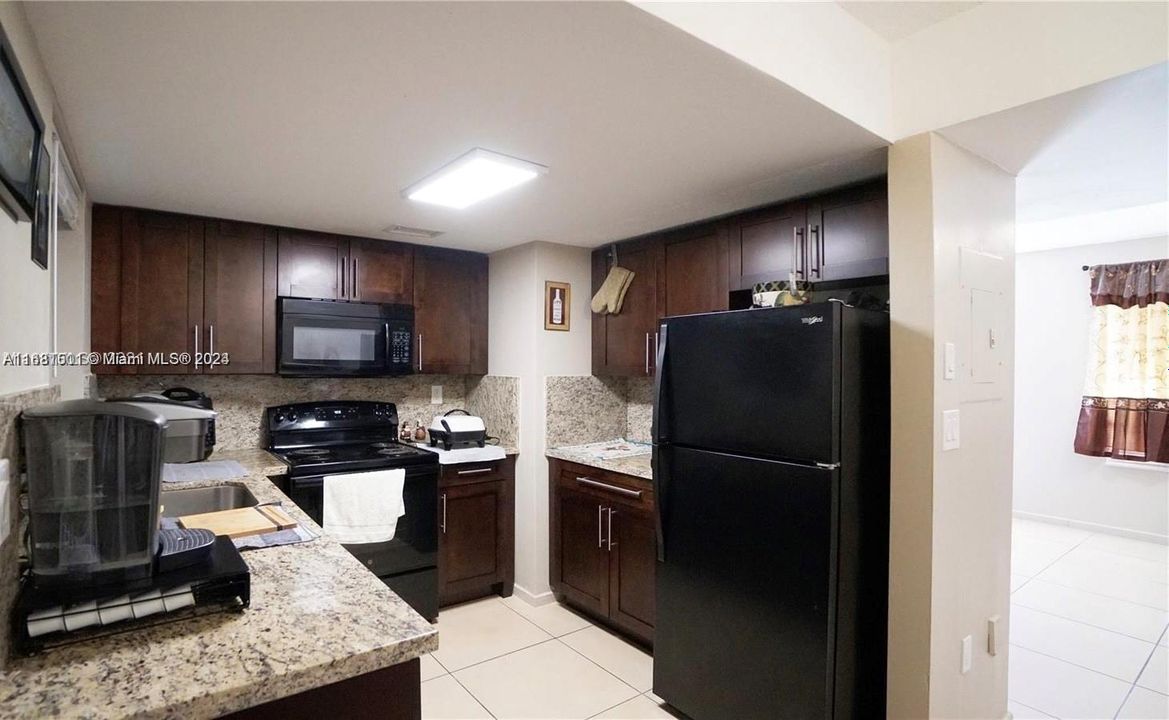 Active With Contract: $2,500 (2 beds, 2 baths, 884 Square Feet)