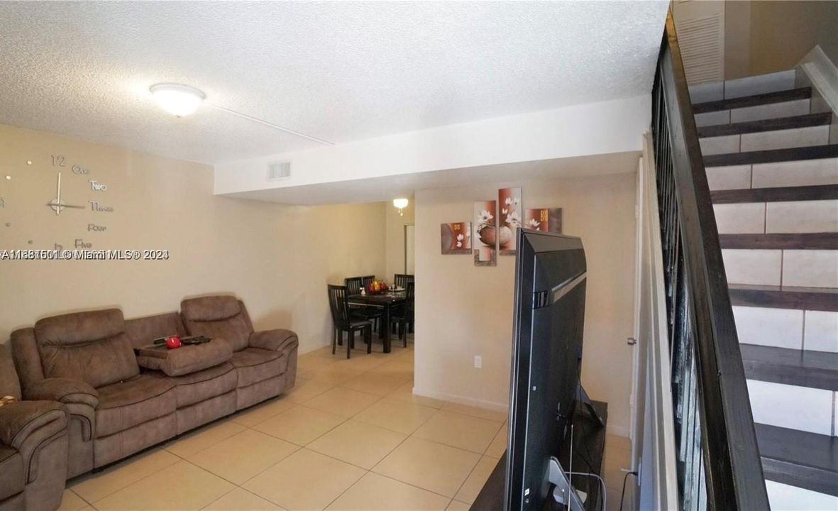 Active With Contract: $2,500 (2 beds, 2 baths, 884 Square Feet)