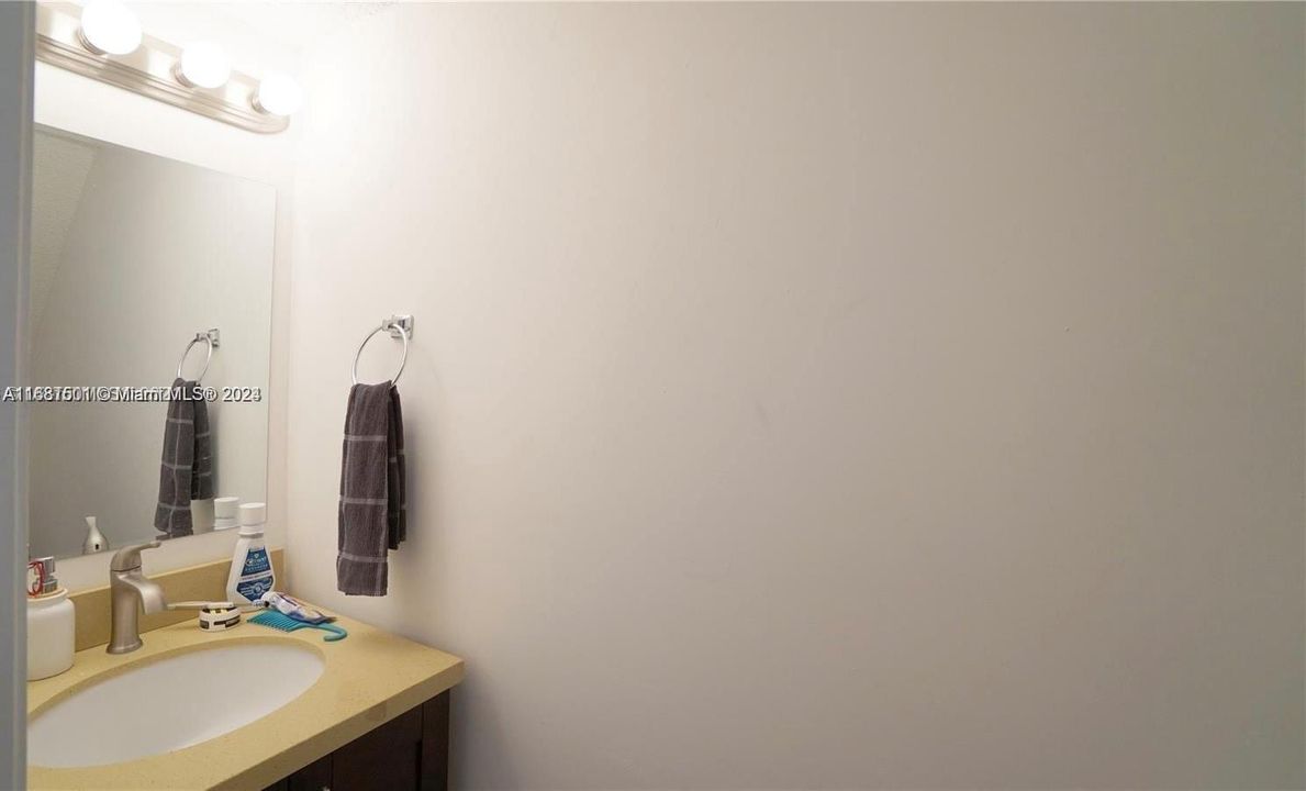 Active With Contract: $2,500 (2 beds, 2 baths, 884 Square Feet)