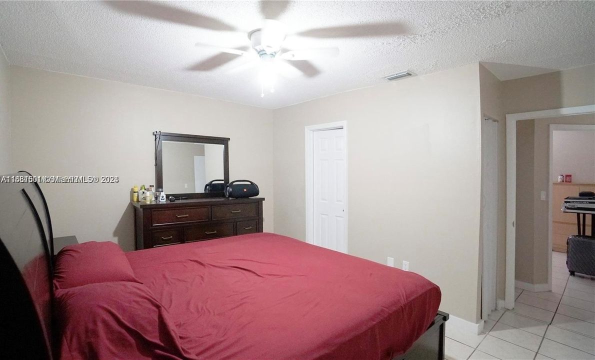 Active With Contract: $2,500 (2 beds, 2 baths, 884 Square Feet)