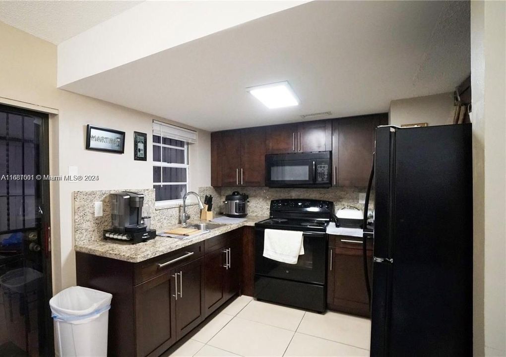 Active With Contract: $2,500 (2 beds, 2 baths, 884 Square Feet)