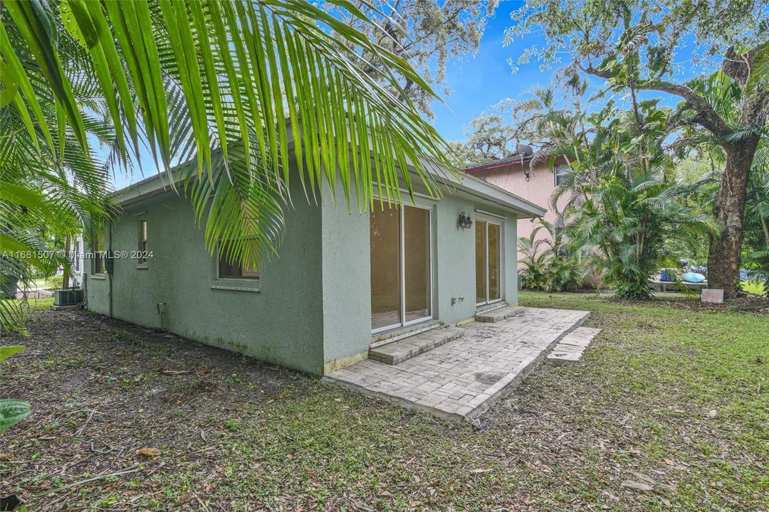 For Sale: $510,000 (4 beds, 2 baths, 1560 Square Feet)