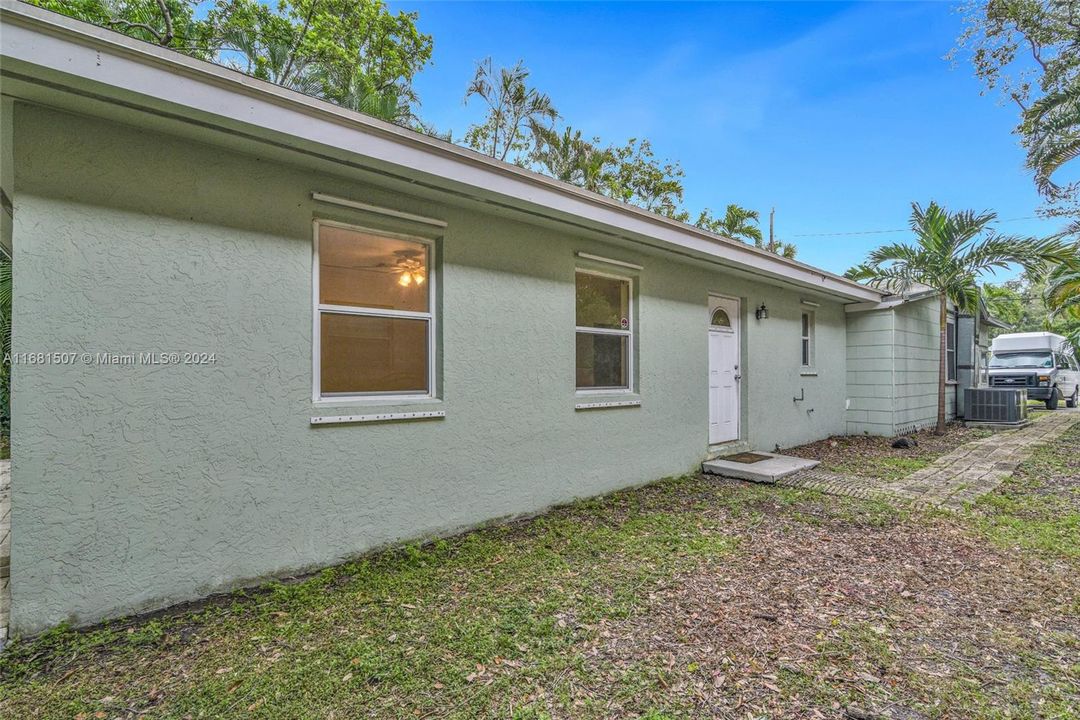 For Sale: $510,000 (4 beds, 2 baths, 1560 Square Feet)