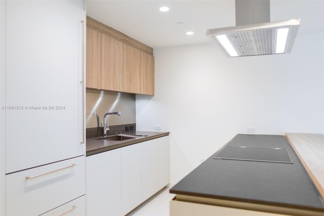 For Sale: $1,120,000 (1 beds, 2 baths, 1107 Square Feet)