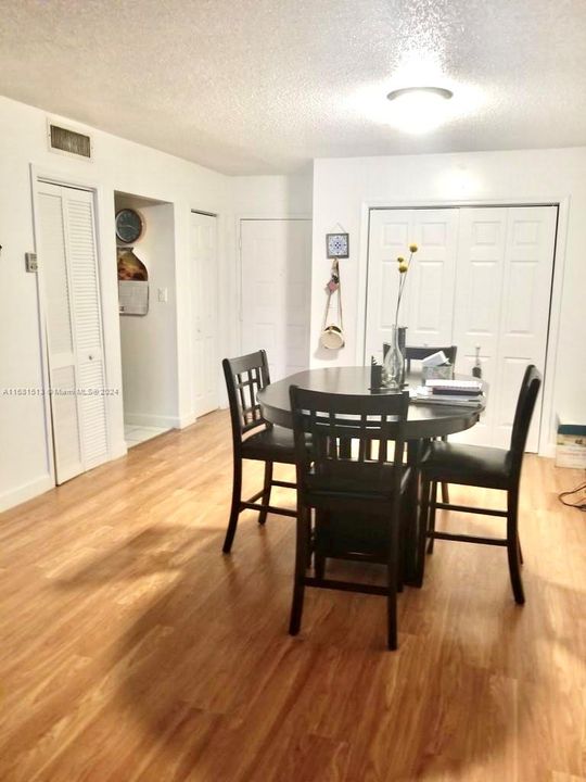 For Rent: $1,950 (1 beds, 1 baths, 989 Square Feet)